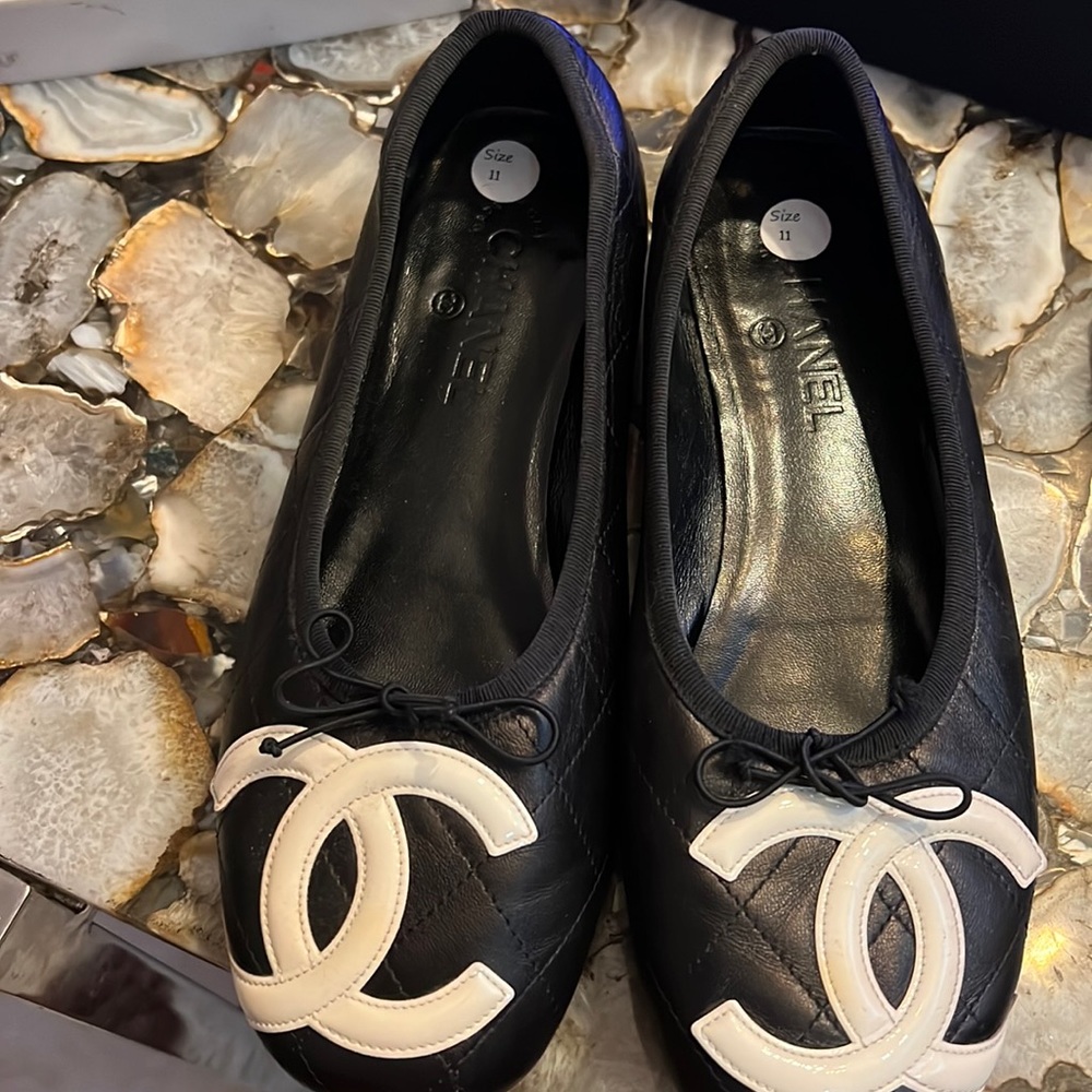 Chanel CC Logo Loafer Moccasins Flat Shoes -Black with white logo.